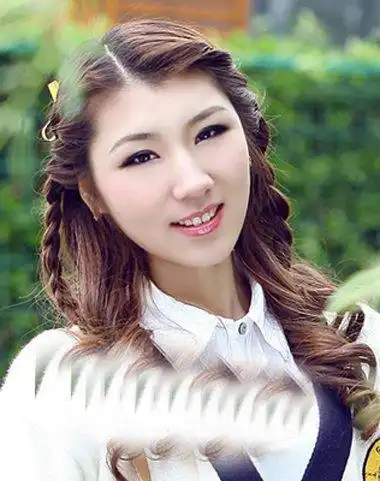 左右两侧头发是梳扎公主辫,唯美动人的女生中长卷发打造,细节处更加