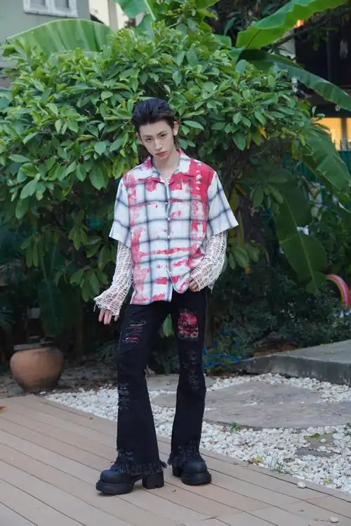 音你经纪人兼主持人@小鬼-王琳凯帅气登场!