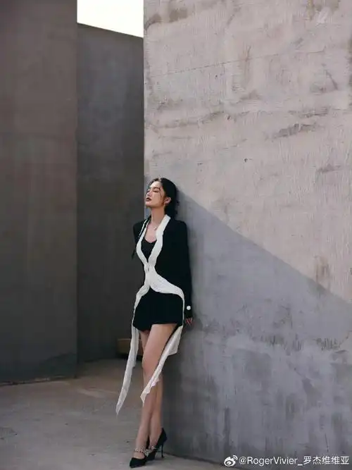 姿##rogervivier2024春夏系列#@李沁搭配 rv bouquet 花卉钻饰高跟鞋