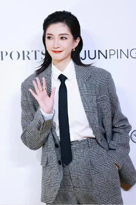 江疏影甜妹爆改老公灰色格纹西装逆袭时尚潮流