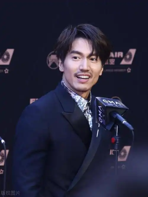 言承旭近照 胡子拉渣 网友:中年男人了