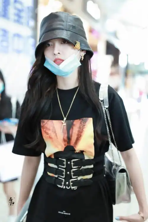 吴宣仪渔夫帽时尚街拍照图片,分享一组吴宣仪图片给大家,图中的明星