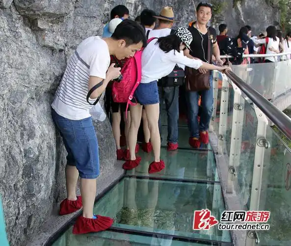 天门山玻璃栈道"扶墙一族"再度来袭