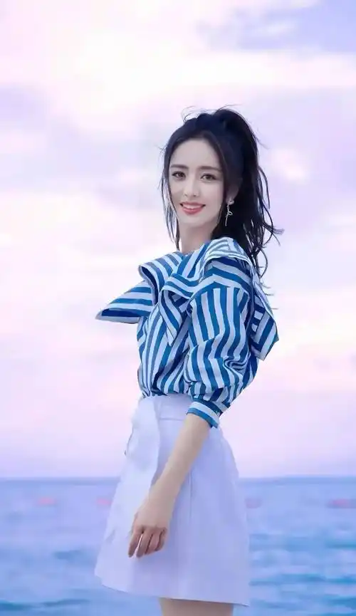 佟丽娅海滩秋千照曝光,蓝白水手服甜美笑容惹人爱,引起热议_照片_人们