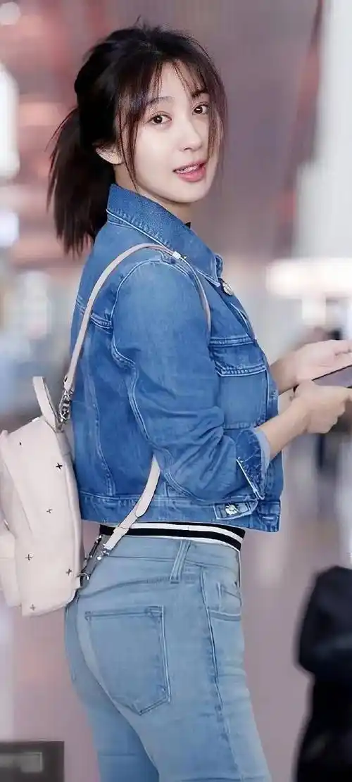 李菲儿柯基臀鼻祖身材苗条有线条超自律