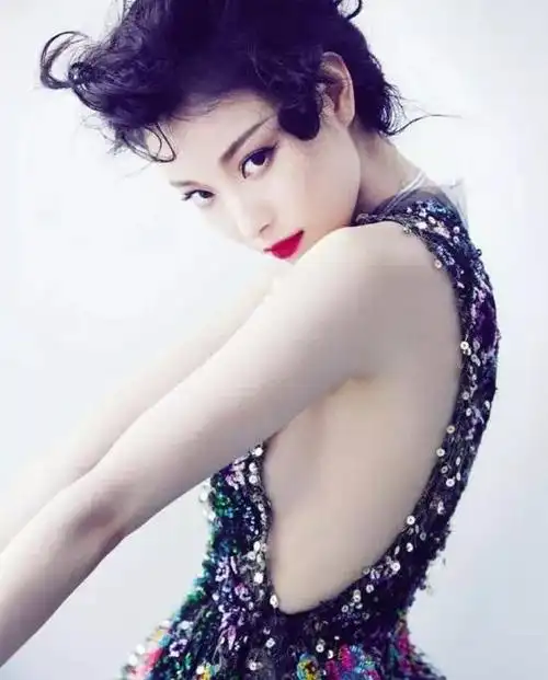 倪妮也有优雅的一面,在接受采访时,倪妮坐在沙发上,手拿话筒,坐姿端庄