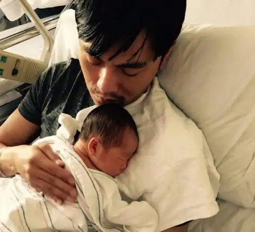 ­  秦昊抱着小米粒.