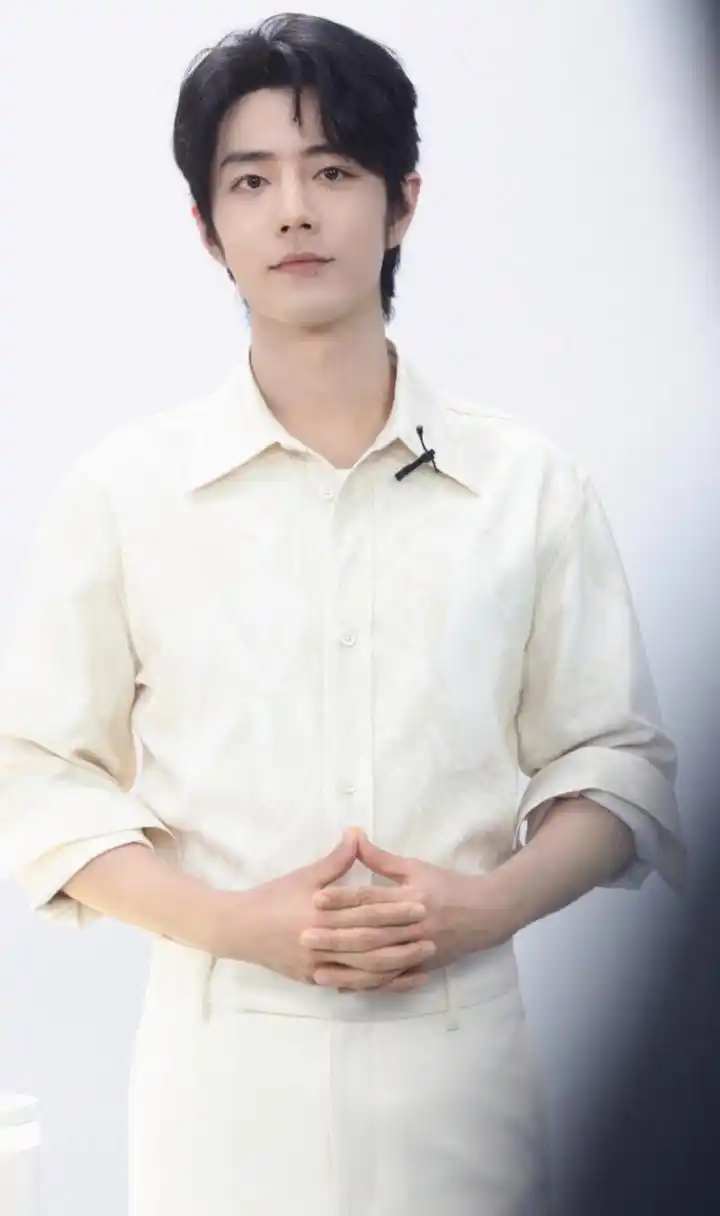 肖战现身品牌活动,一身白衣好似现实版王子,现在的头发长度做造型显得