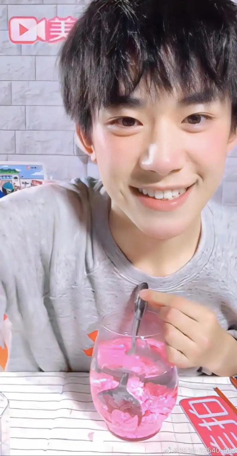 你微微一笑 蝴蝶为你倾倒#易烊千玺 #从小到大的变化 #治 - 抖音