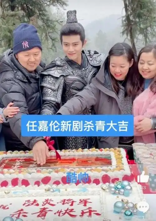 任嘉伦《请君》杀青,身穿铠甲军装帅气无敌,李沁送花拥抱告别|李易峰