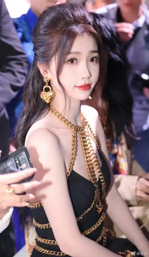 虞书欣米兰g社生图##虞书欣黑色链条挂脖连衣裙