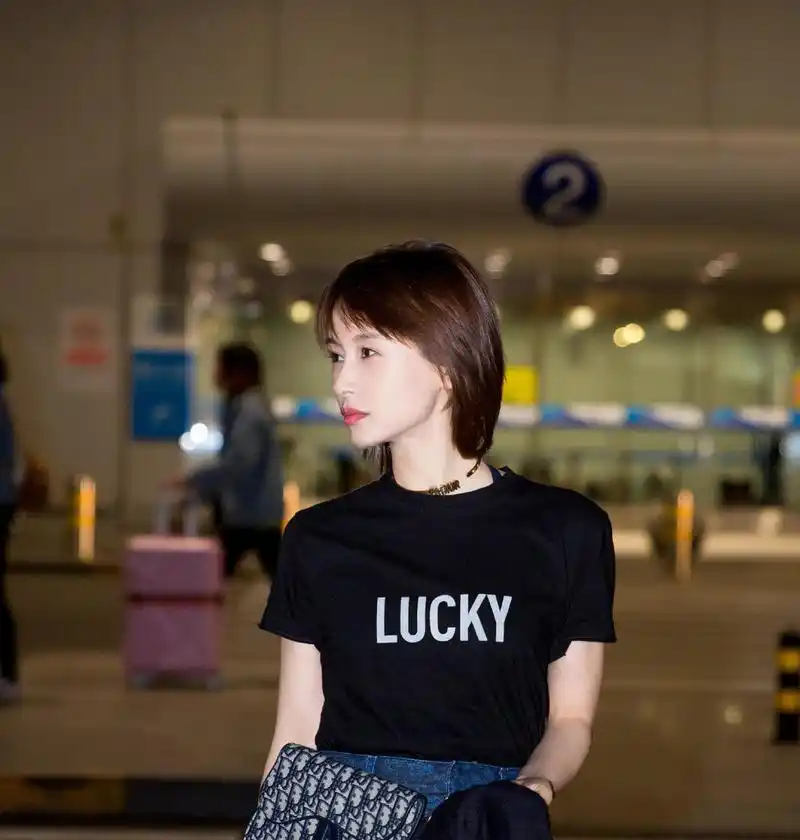 王子文身材"火辣",锁骨短发配吊带连衣裙魅力十足,身材真有料