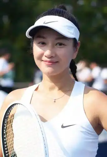 瞿颖瘦了变年轻!运动上衣配短裙很娇俏,一双"酒杯腿"太抢风头