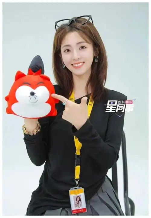 邢菲任嘉伦对手戏笑谈烈焰之约惹皮肤私房照尴尬露面