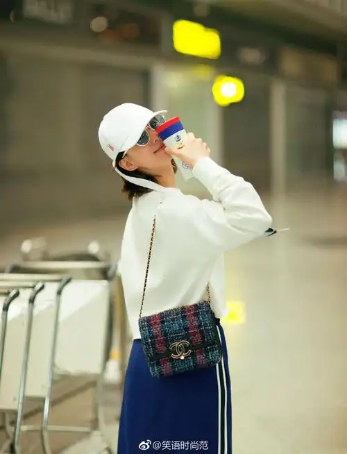 刘诗诗 现身机场启程前往chanel全新香水 "香奈儿之水" 法国杜维埃