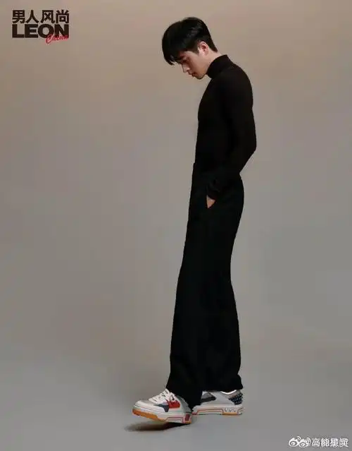 明星们的时尚秘籍,体育元素的运动鞋搭配,王俊凯代言的红底鞋助你成为