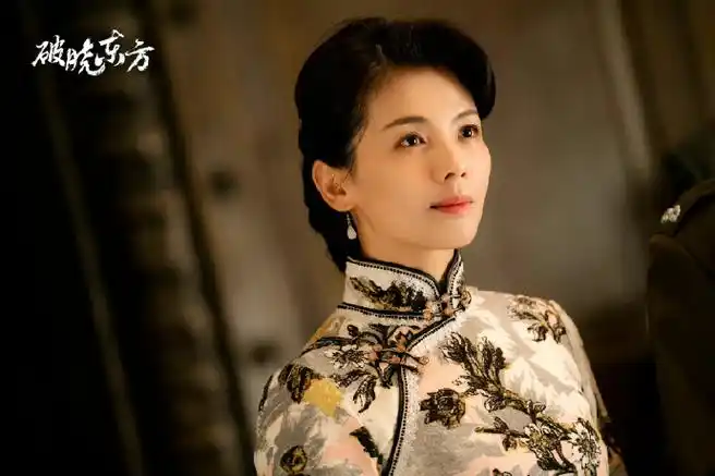 刘涛纪南音旗袍造型#电视剧《破晓东方》热播中,刘涛演的纪南音旗袍