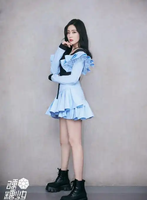 王艺瑾蓝黑拼接露肩裙性感写真46