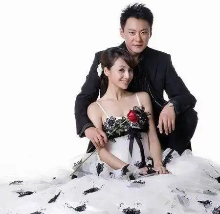 心宽体胖?曹颖黑裙亮相 身形圆润