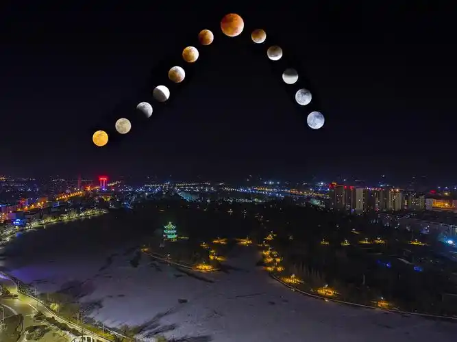 拍摄了多个月全食不同时间段的画面,最后合成了这张图,虽然画面虚拟