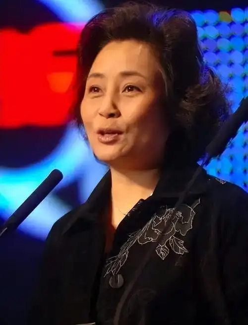 她曾与刘晓庆齐名,一婚失败隐退卖啤酒,二婚成了杜淳后妈又离婚