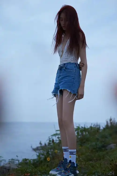 关晓彤大秀美腿"赢麻了"?超青春范穿搭火力来袭,有你喜欢的吗