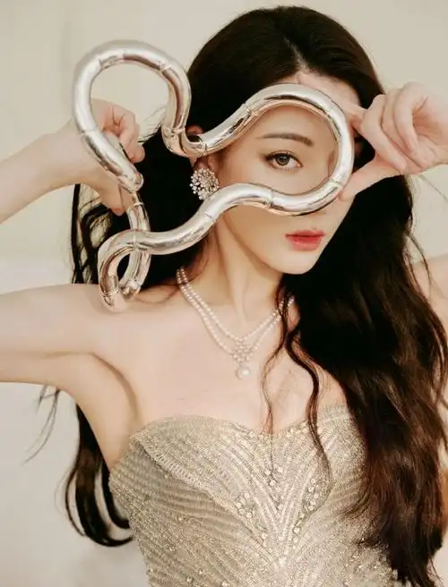 迪丽热巴| 腾讯视频鹅剧派对正式造型图公开,身穿gaurav gupta 2024