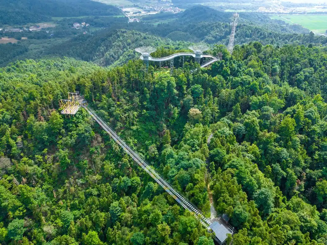 江西宜春的一座山上,藏着一个超好玩的游乐园,大人小孩都喜欢