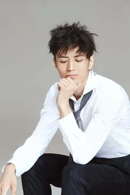 李九霖最新写真  阳光暖男变身犀利王子