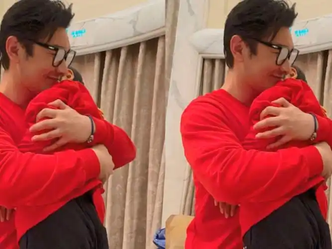 太有爱了!黄晓明晒与小海绵合照,父子俩穿亲子装拥抱画面温馨