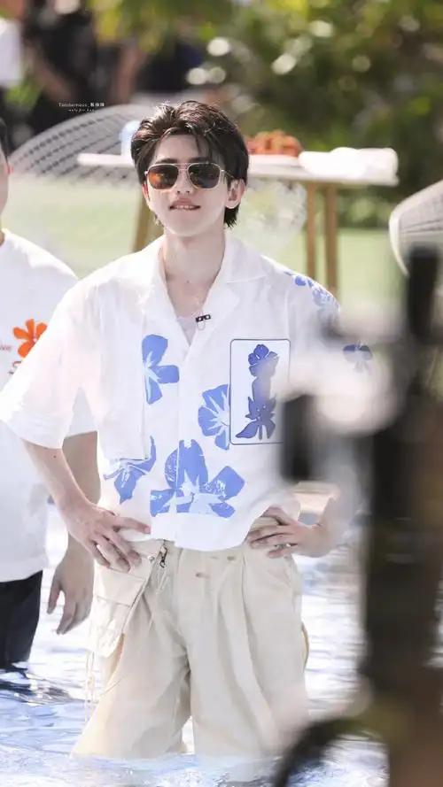 蔡徐坤在三亚穿羽绒服