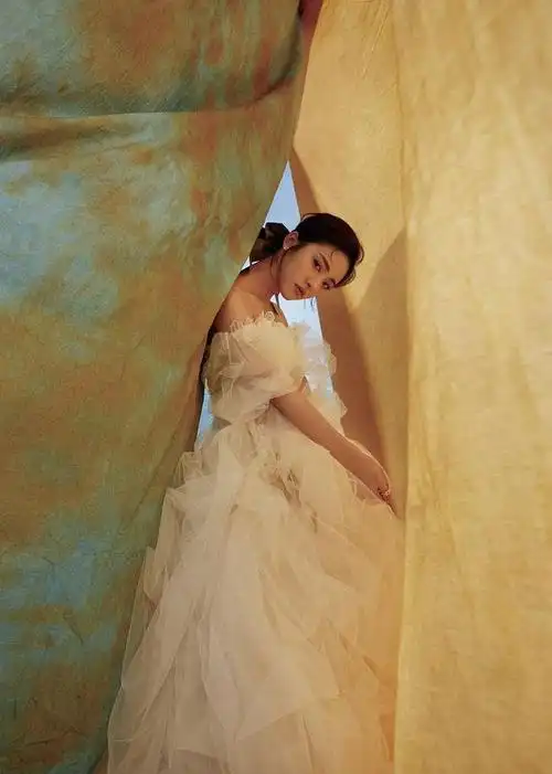 沈月亮相2021金鸡百花电影节闭幕式穿白色纱裙尽显唯美气质