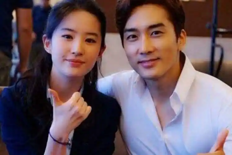 原创34岁刘亦菲近照曝光身穿价值8700元的毛衣素颜出镜像极了学生