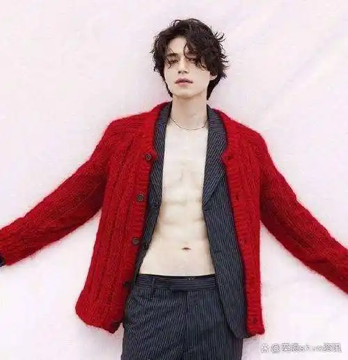 六块腹肌从戏里脱掉,戏外魅力更胜一筹!_李栋旭_身材_胸肌