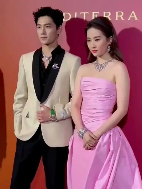 刘亦菲 杨洋 威尼斯时尚活动同框,梦回三生三世!颜值太养眼了