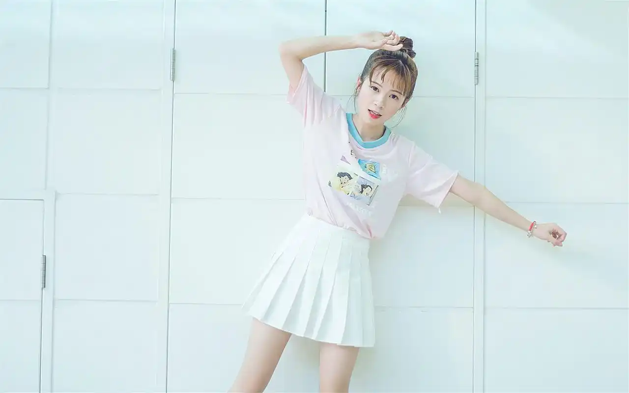 扎丸子头的可爱女生清新摄影桌面壁纸下载