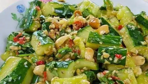 凉拌黄瓜是一道备受欢迎的清爽小菜口感脆爽色泽鲜亮