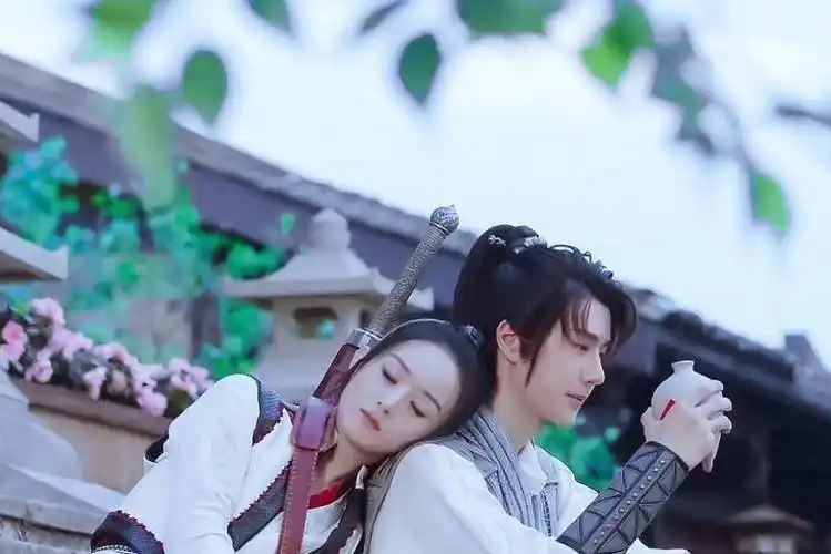 王一博在前面表演,赵丽颖却偷偷整理自己的衣服,太瘦也是种苦恼_节目