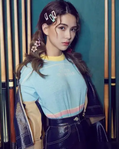 昆凌17岁练舞旧照满脸的胶原蛋白看起来十分的清纯可爱