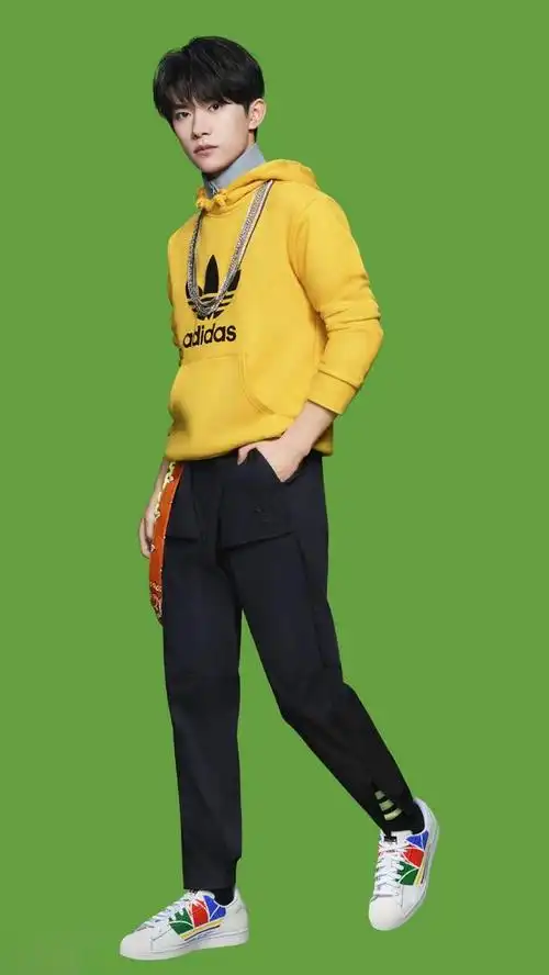 近日,阿迪达斯发布了代言人易烊千玺的照片,衣服和背景的配色十分养眼