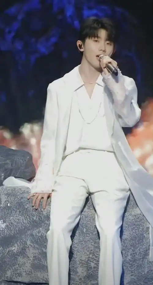 马嘉祺乌托邦乐园舞台直拍#马嘉祺舞台直拍来啦～白衣的马哥真的帅!