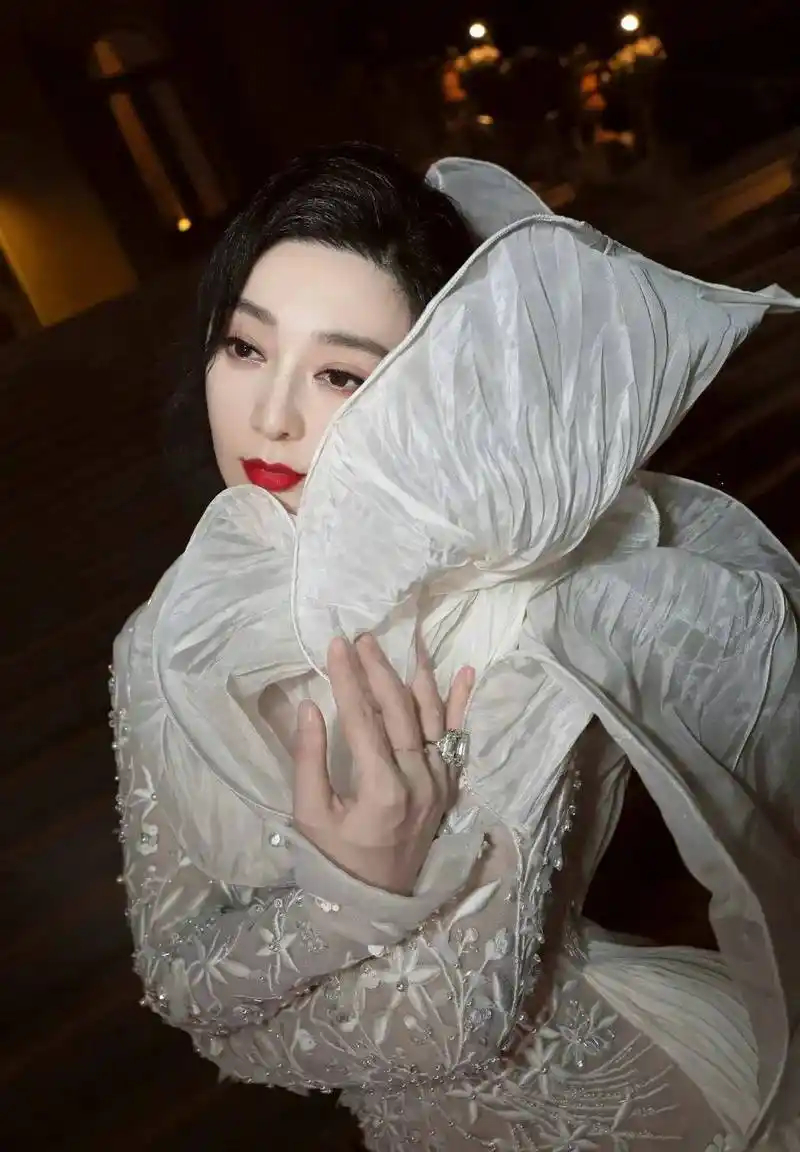戛纳红毯:范冰冰最新造型就像仙女下凡,把美提升到新高度!