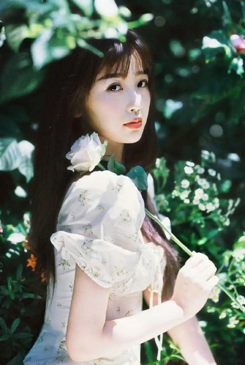 the9成员虞书欣一组森林花海胶片写真释出