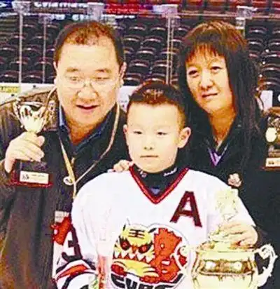 英达也娶了当时出轨的对象梁欢,生下一儿一女.