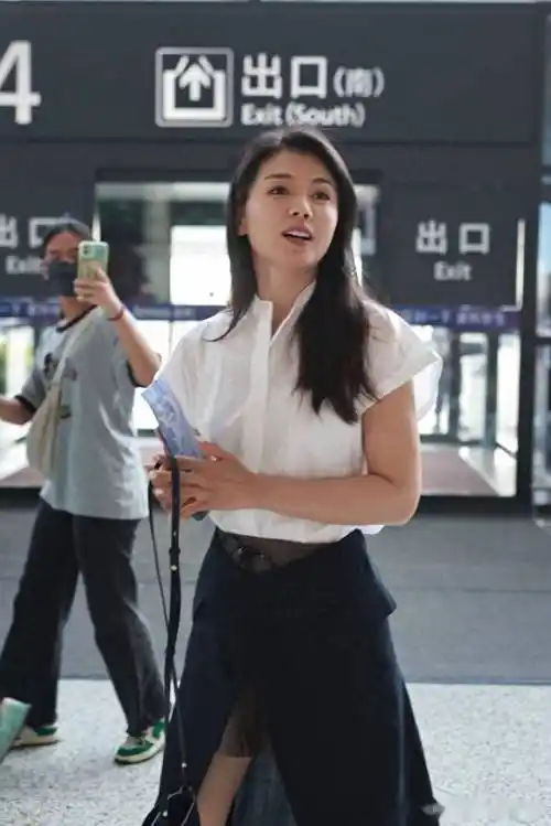 刘涛上海出发,白色衬衫搭配黑色开叉裙简约大方_机场