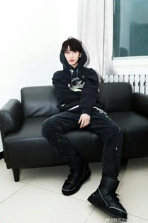 严浩翔泼墨卫衣随拍##严浩翔说自己有暖气