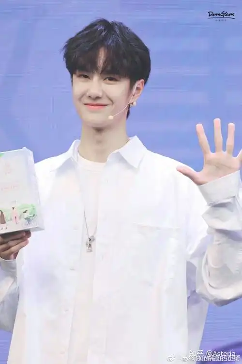 可不可以分享几张王一博笑起来很甜的图片? - 知乎