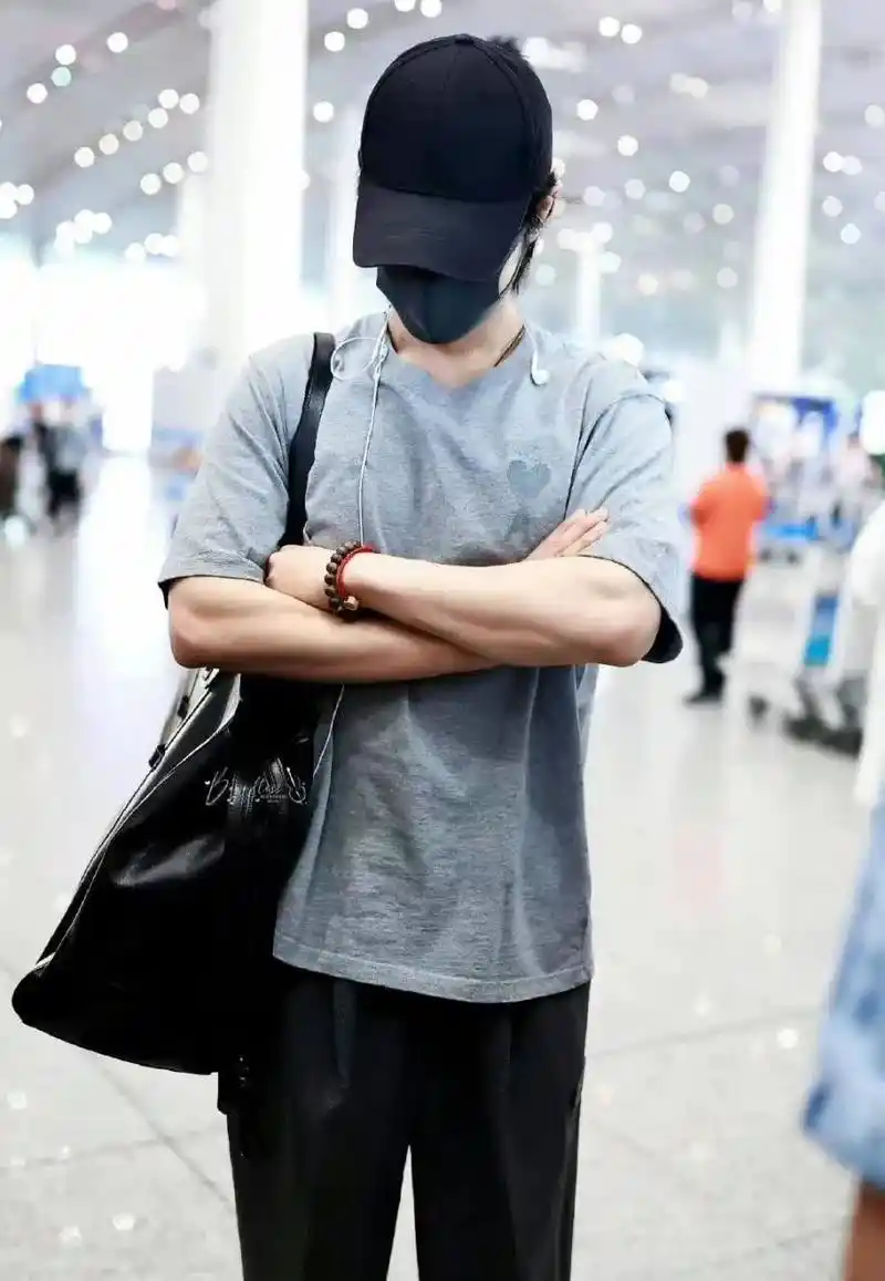 肖战机场 肖战最新一组机场照,头戴黑色棒球帽,搭配小丁字裤,每一张都