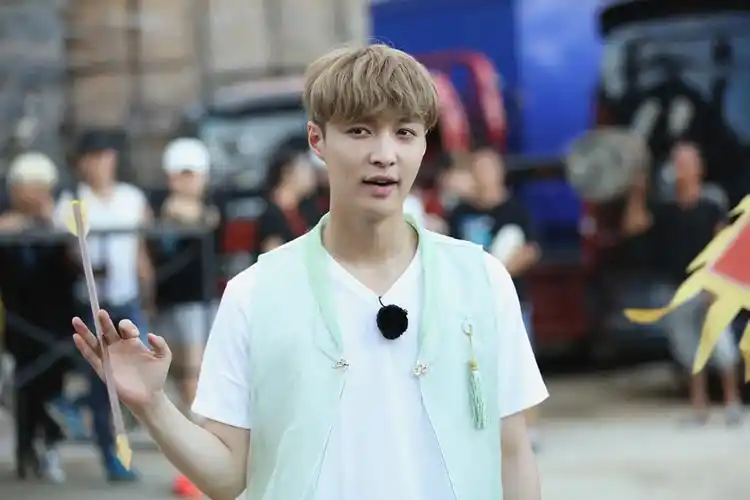 张艺兴《极挑》变"羊助理" 赠人美酒获观众点赞