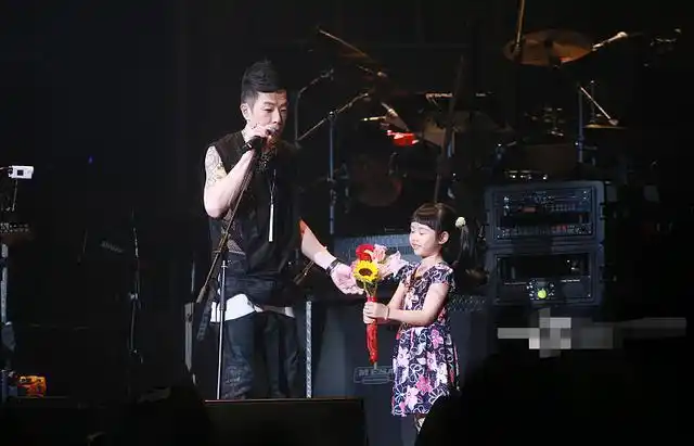 朱茵带女儿黄莺参加黄贯中演唱会,近距离的她满眼充血好吓人